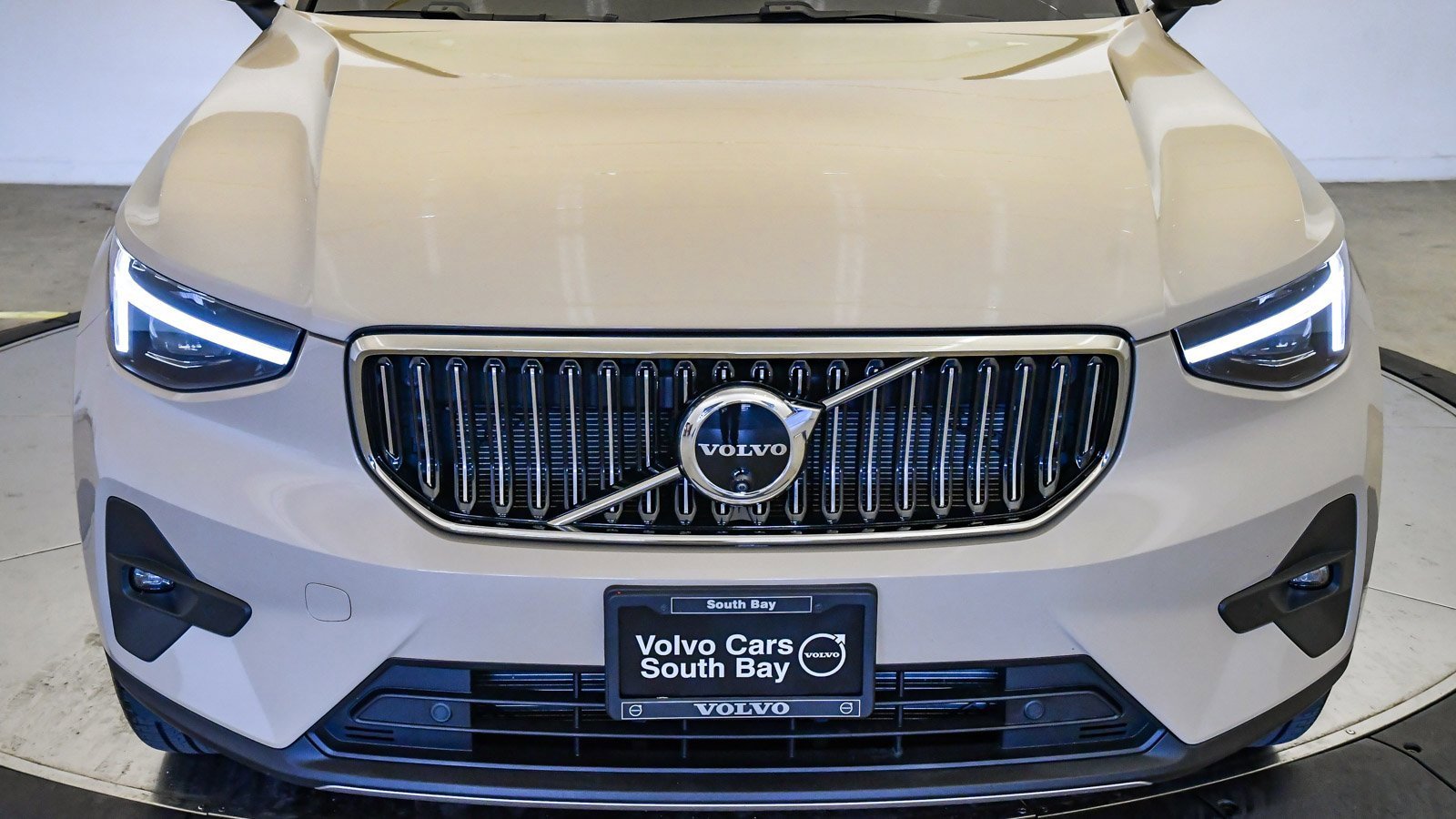 Certified 2025 Volvo XC40 B5 Plus w/ Climate Package image 8