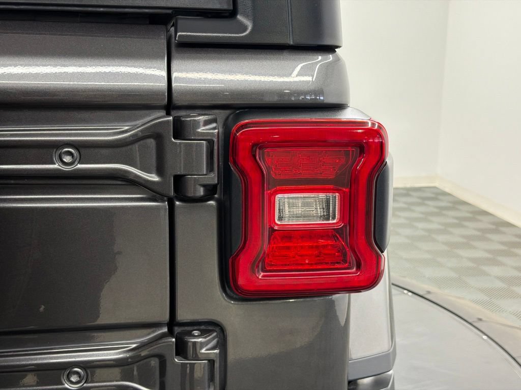 Used 2019 Jeep Wrangler Unlimited Sahara AWD/4WD image 14