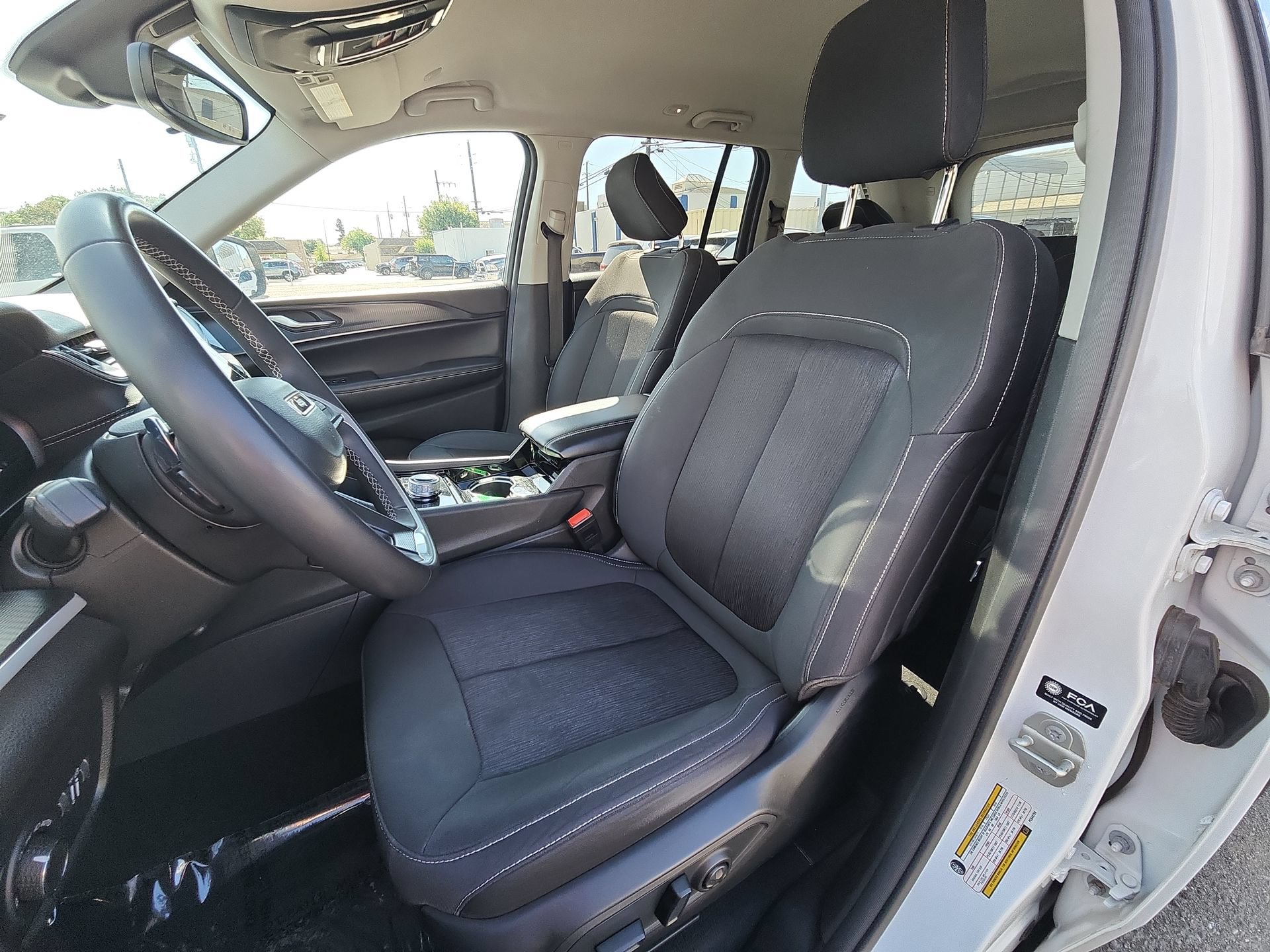 Certified 2023 Jeep Grand Cherokee Laredo AWD/4WD image 13