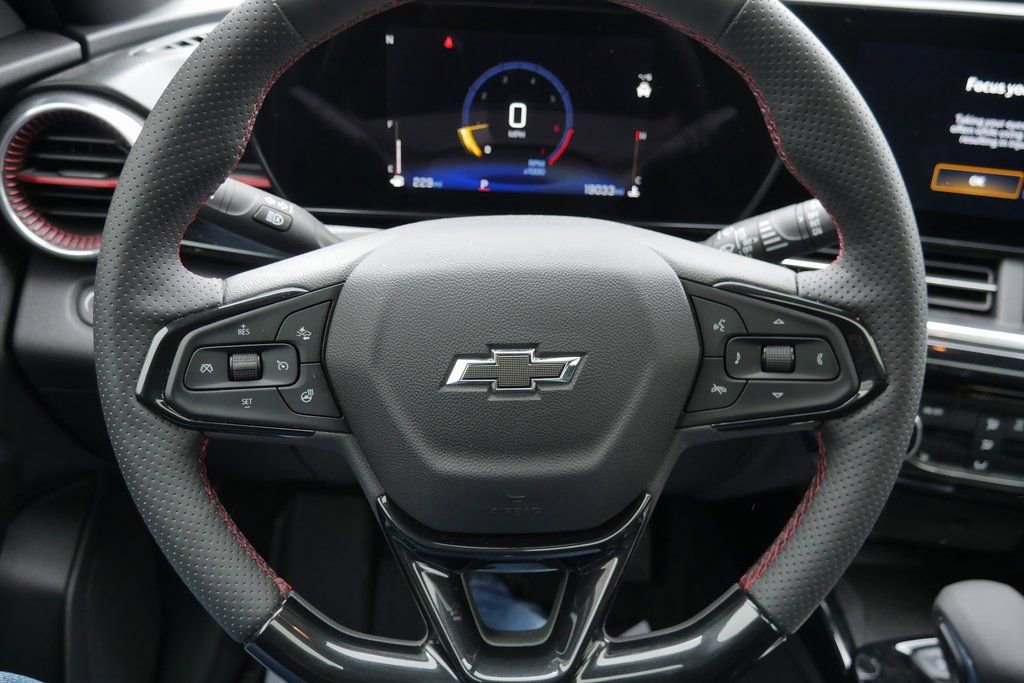 Used 2025 Chevrolet Trax RS w/ Sunroof Package image 11