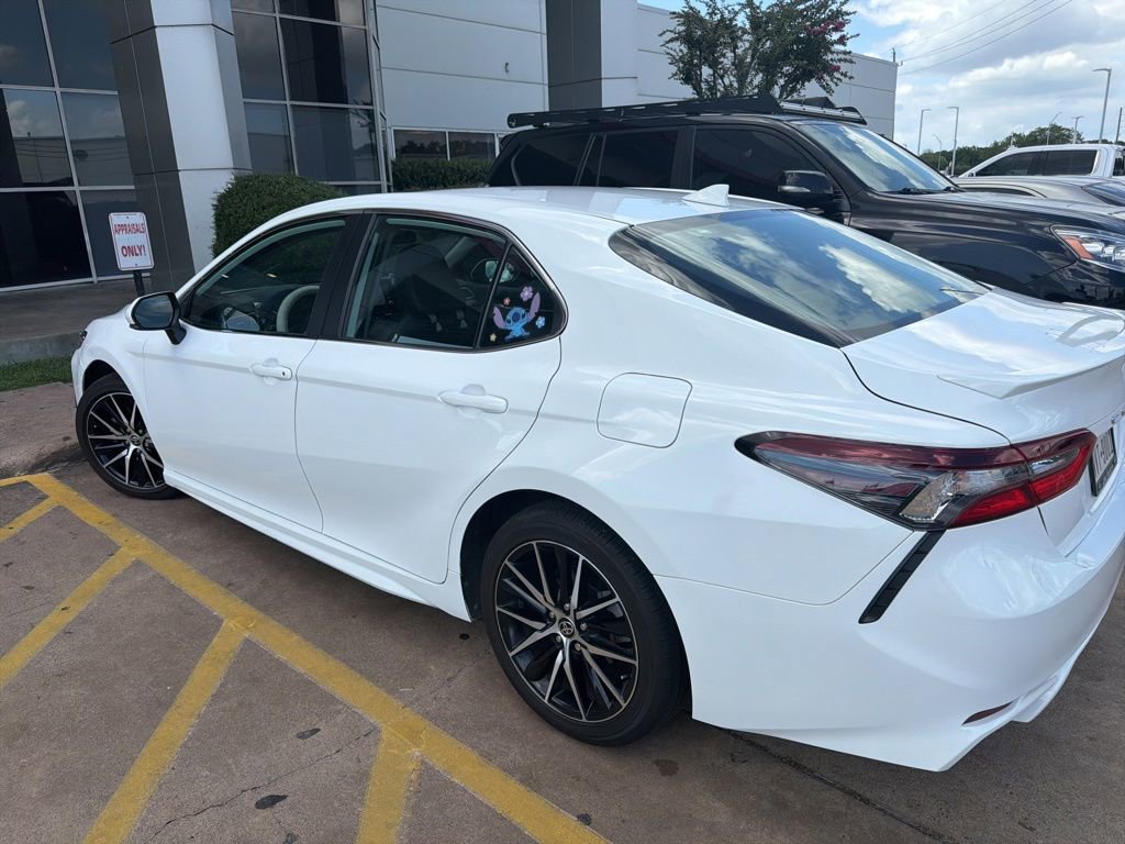 Used 2023 Toyota Camry SE FWD image 2