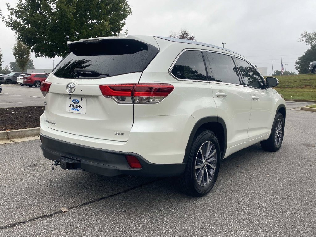 Used 2018 Toyota Highlander XLE FWD image 3
