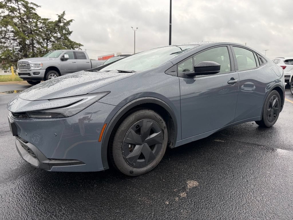 Used 2025 Toyota Prius LE FWD image 3