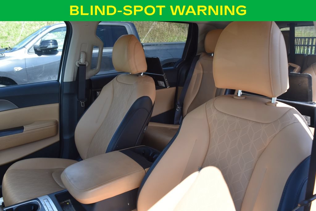 Used 2023 Kia Carnival LX FWD image 17