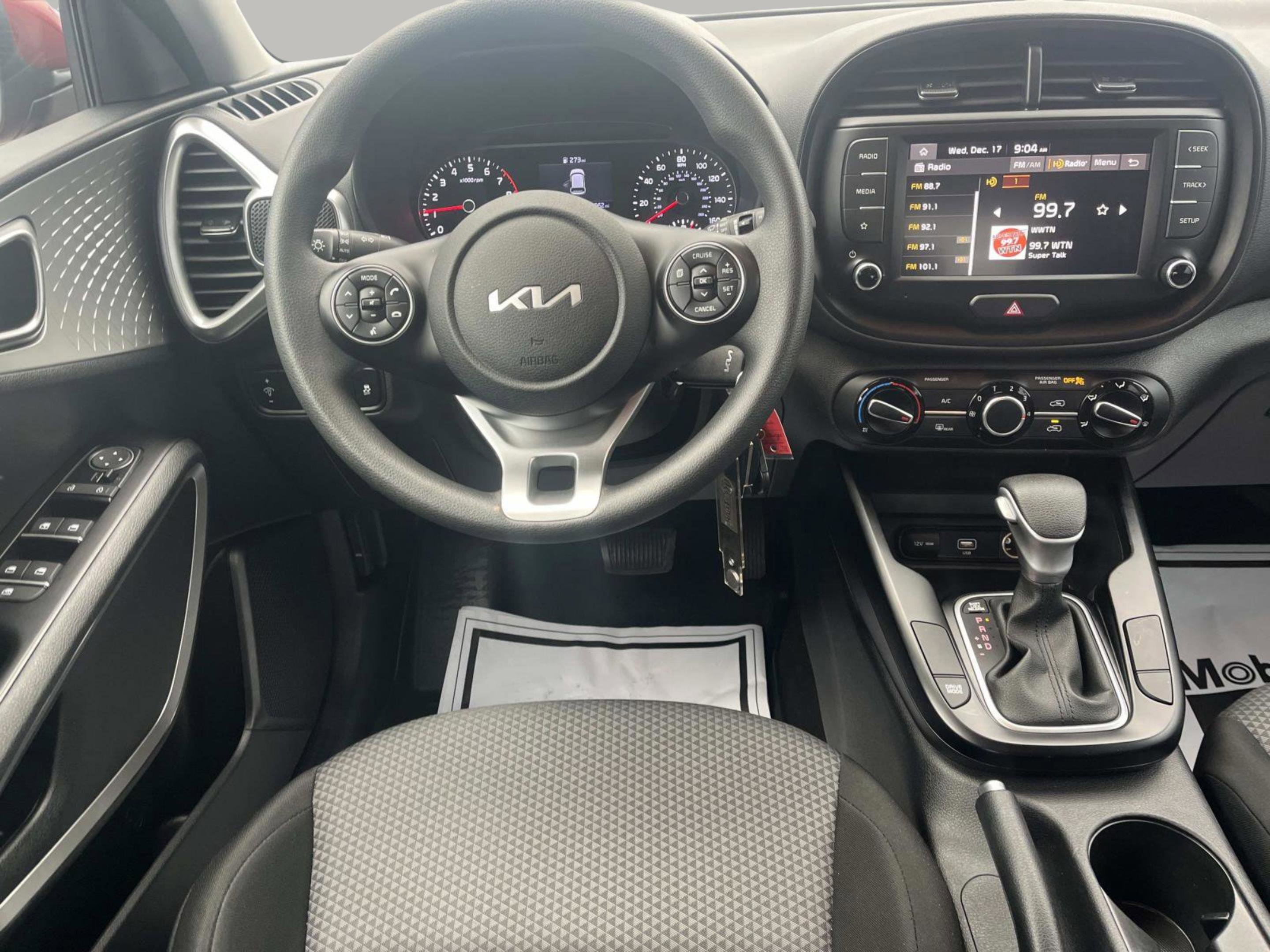 Used 2022 Kia Soul LX image 9