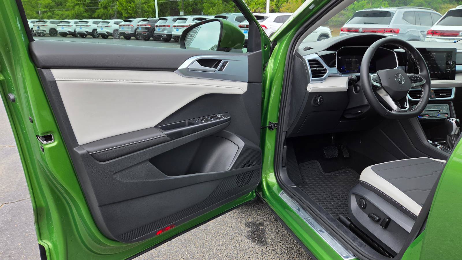 Certified 2025 Volkswagen Taos SE w/ Panoramic Sunroof Package FWD image 19