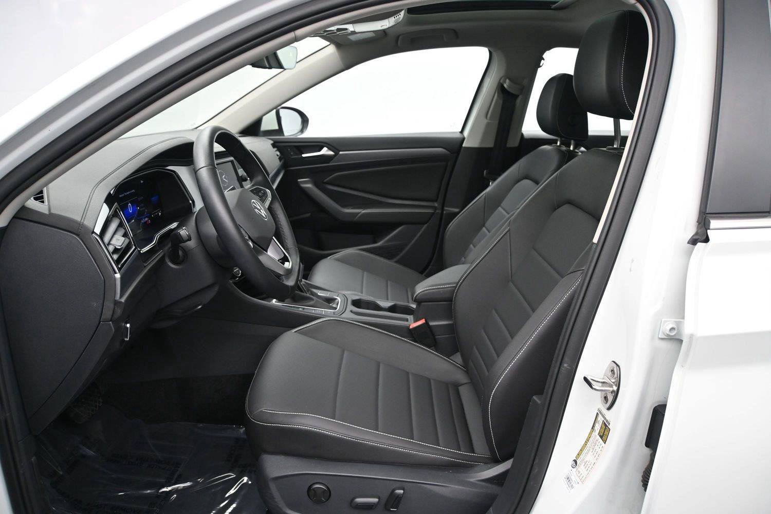 Used 2023 Volkswagen Jetta SE w/ Panoramic Sunroof Package FWD image 6