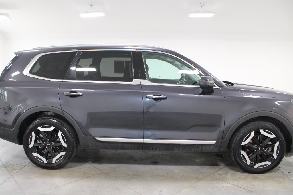 Used 2025 Kia Telluride S FWD image 11