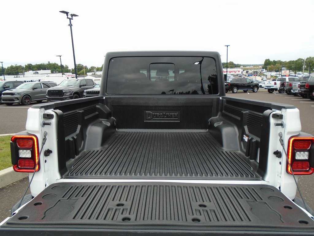 Used 2026 Jeep Gladiator Mojave AWD/4WD image 17