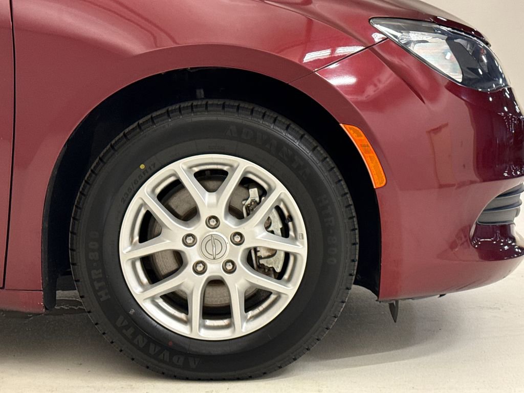 Used 2017 Chrysler Pacifica Touring image 6