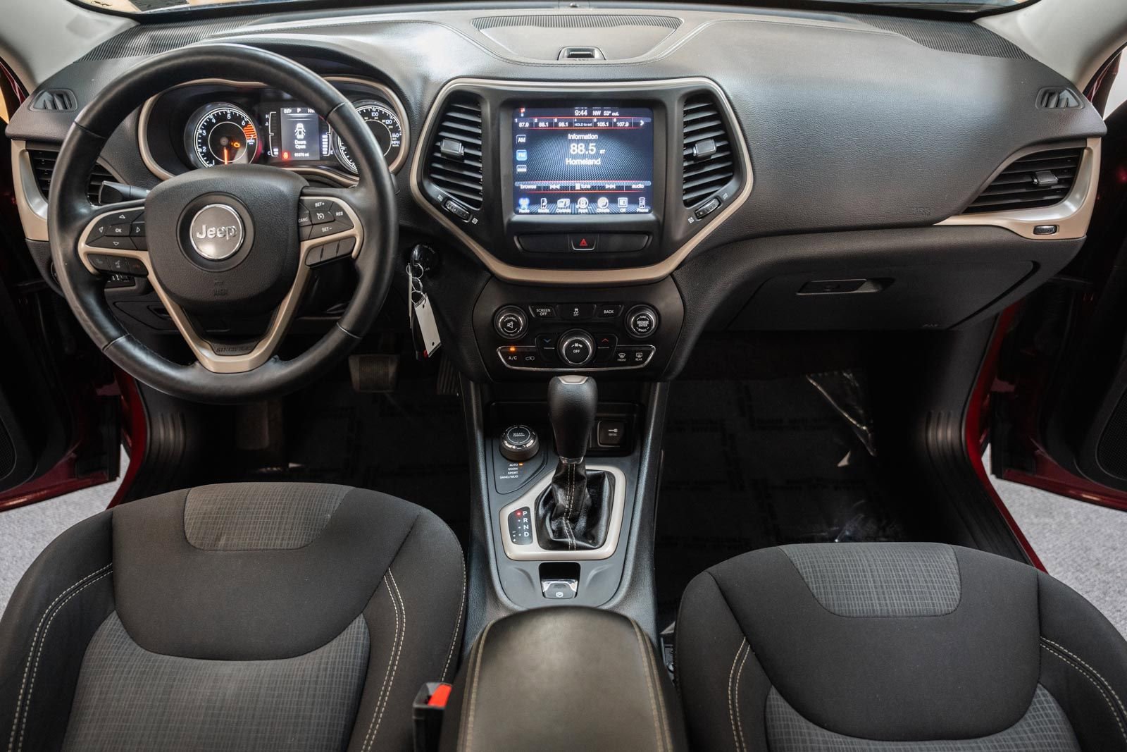 Used 2016 Jeep Cherokee Latitude w/ Cold Weather Group AWD/4WD image 19