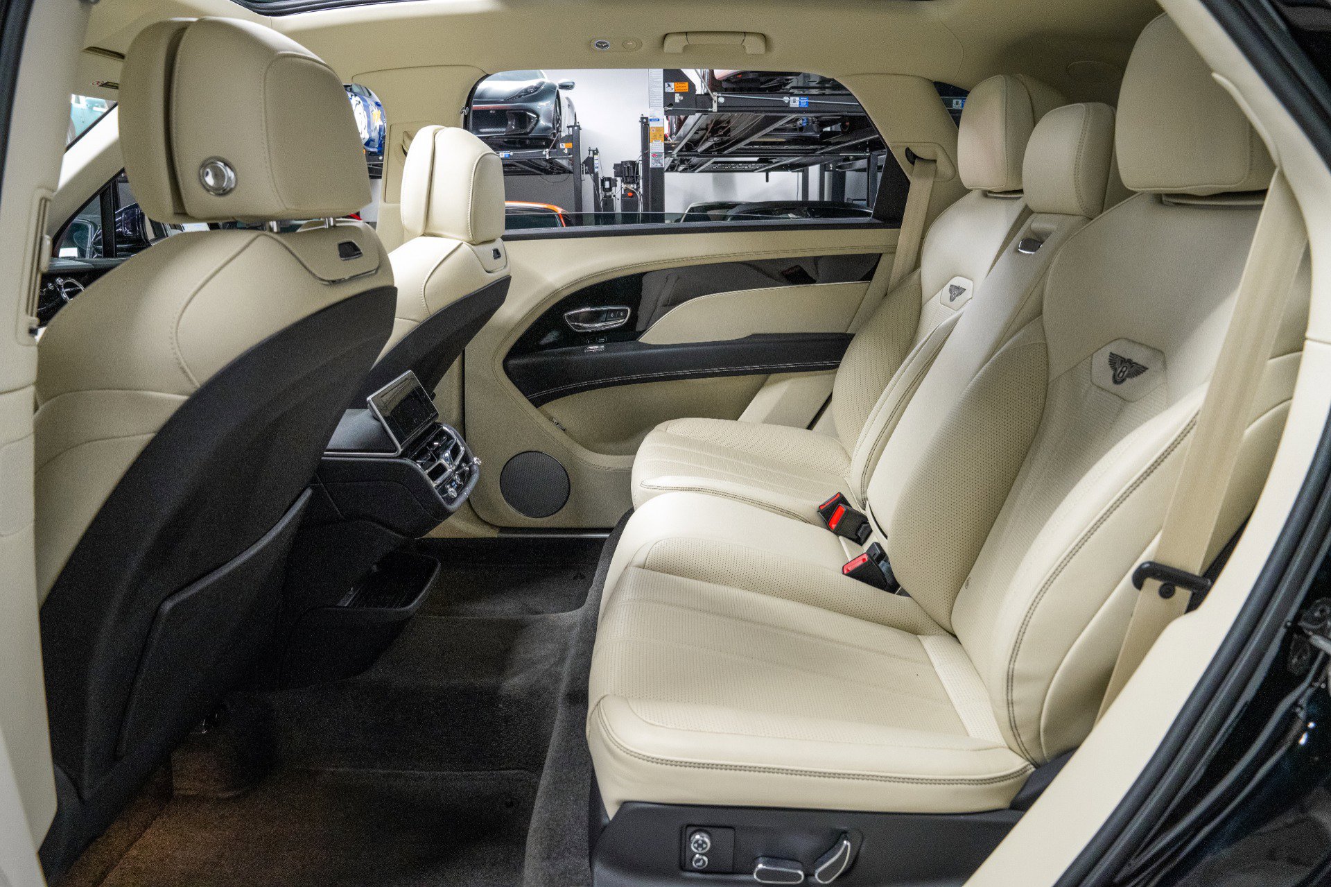 Used 2024 Bentley Bentayga Extended Wheelbase image 30