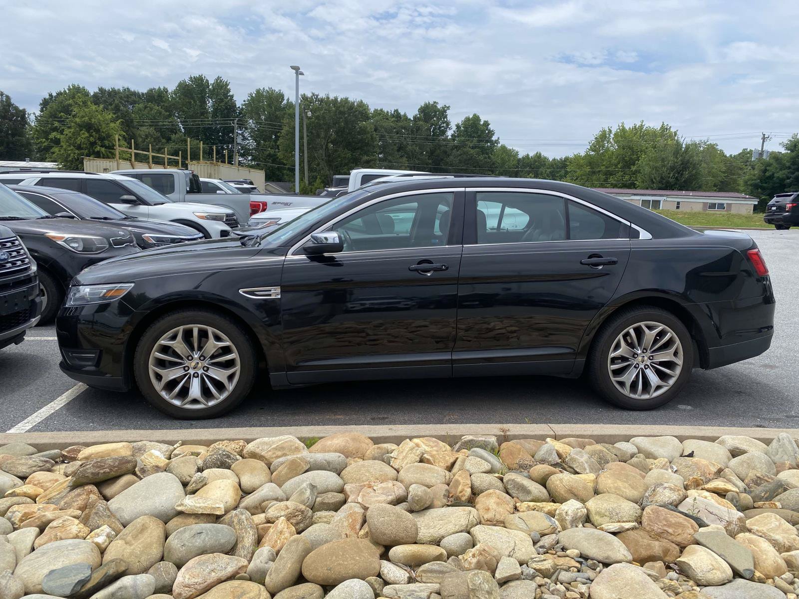Used 2015 Ford Taurus Limited FWD image 4