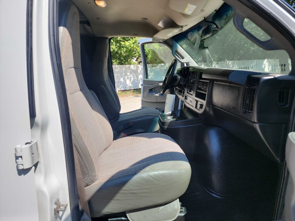 Used 2018 Chevrolet Express 2500 w/ Driver Convenience Package RWD image 31