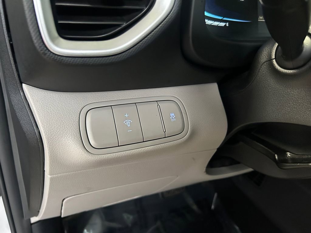 Certified 2025 Hyundai Venue SEL image 21