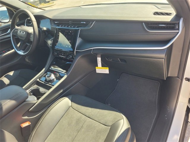 New 2025 Jeep Grand Cherokee Altitude image 16