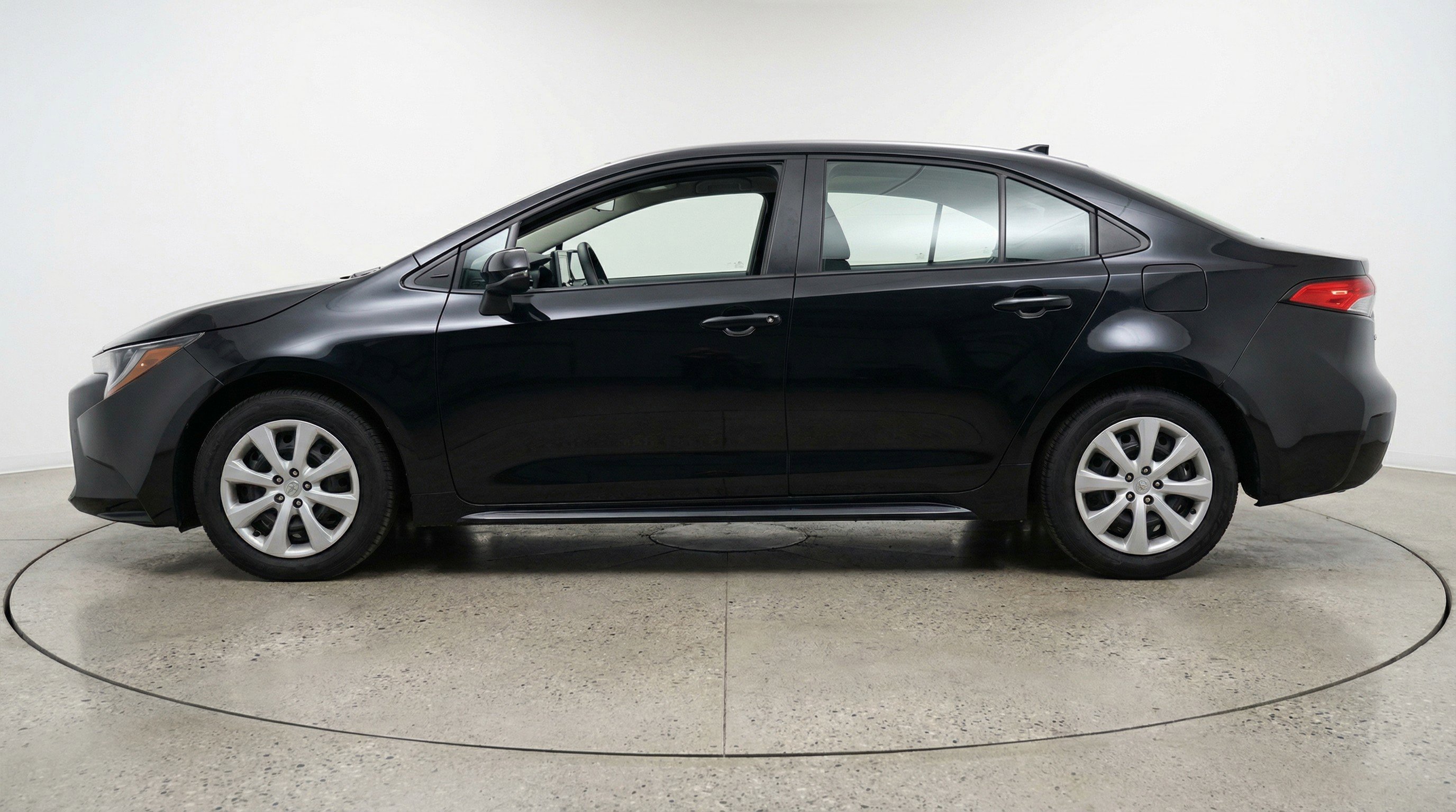 Used 2025 Toyota Corolla LE image 5