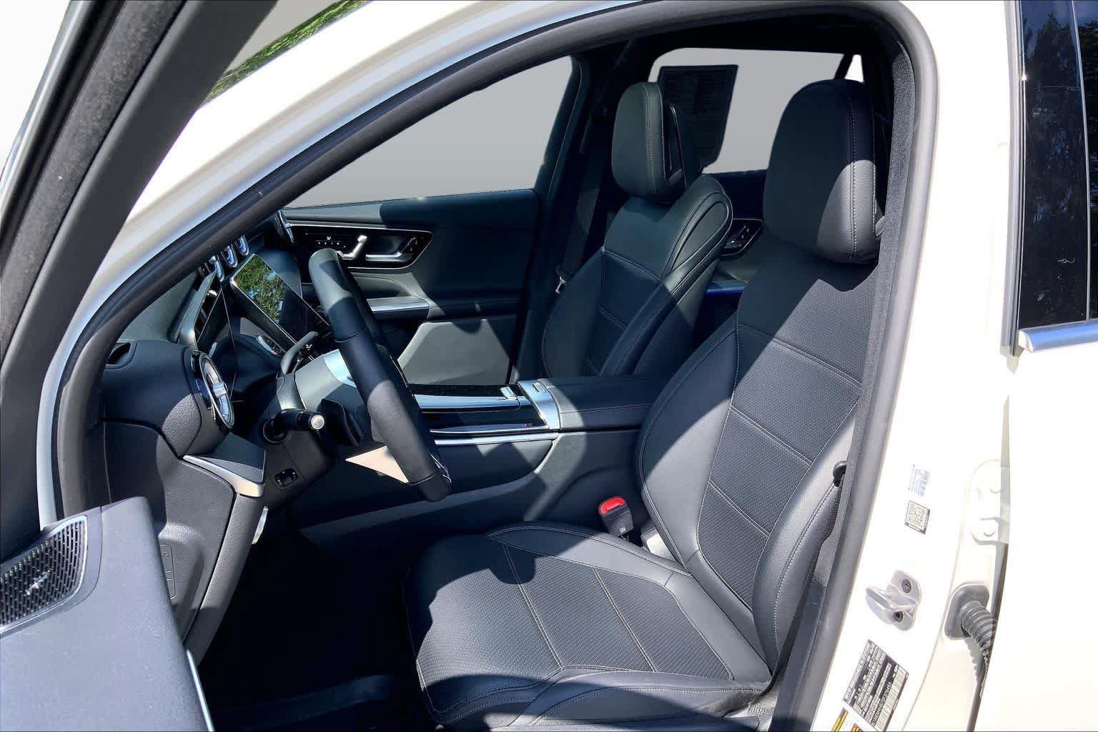 Used 2025 Mercedes-Benz GLC 300 4MATIC image 9