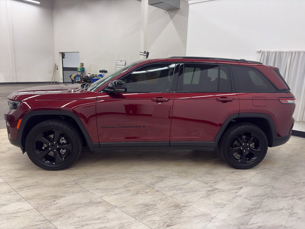 Used 2023 Jeep Grand Cherokee Altitude image 4