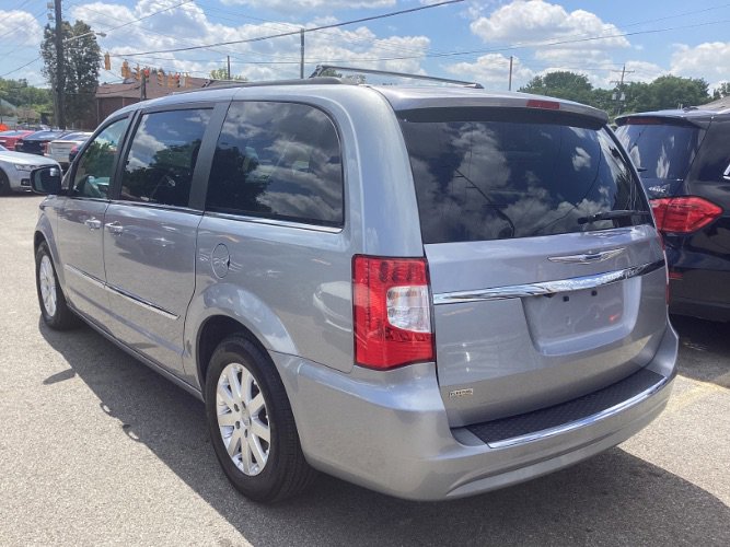 Used 2016 Chrysler Town & Country Touring image 4