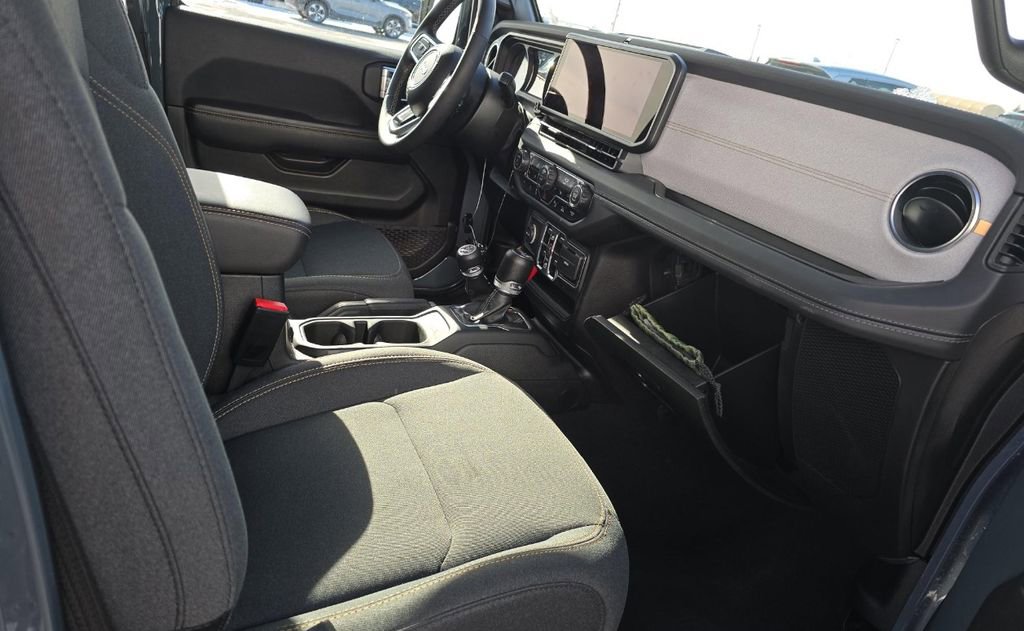 Used 2025 Jeep Wrangler Unlimited Sahara w/ Safety Group image 34