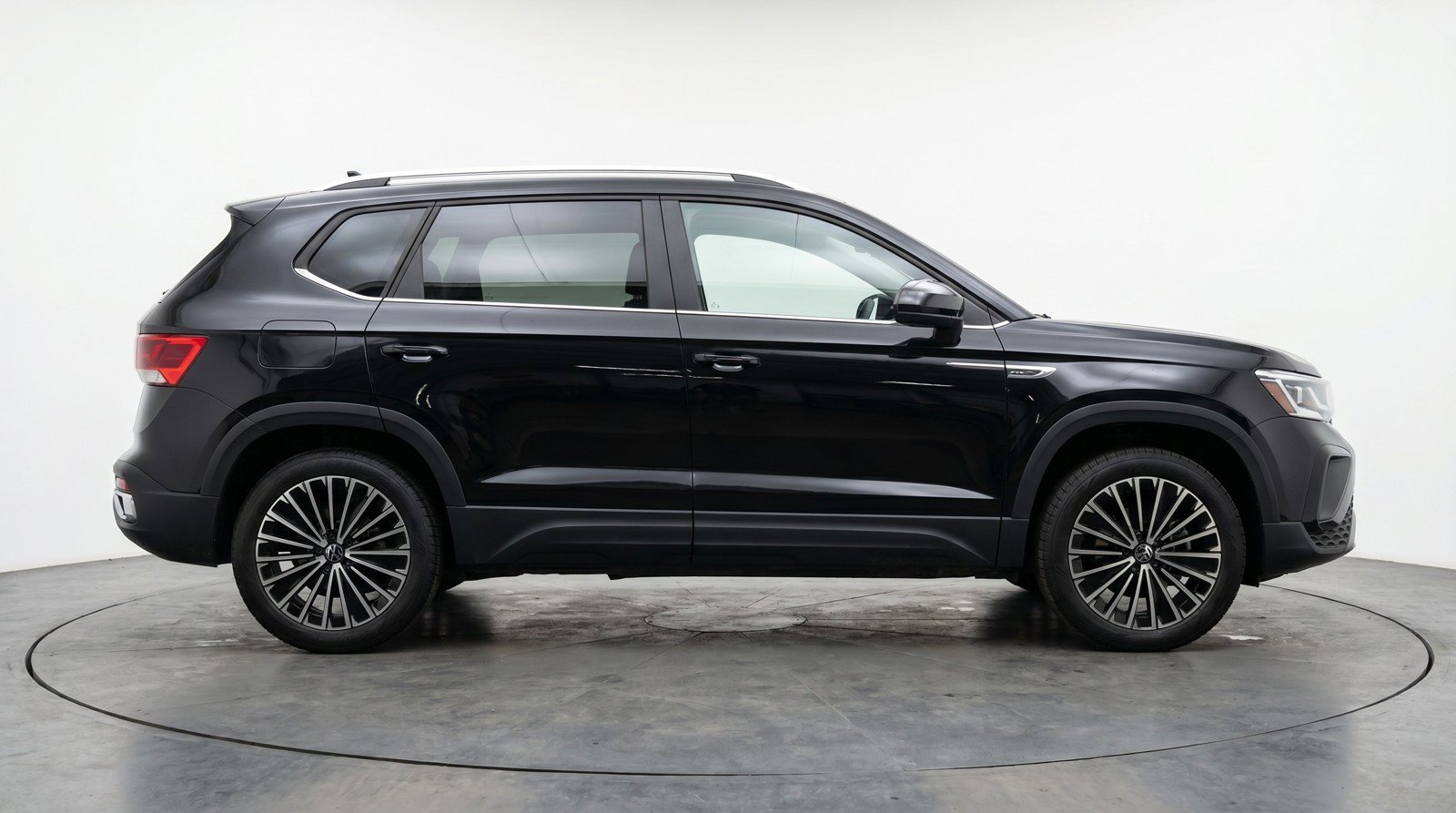 Used 2025 Volkswagen Taos SE FWD image 11