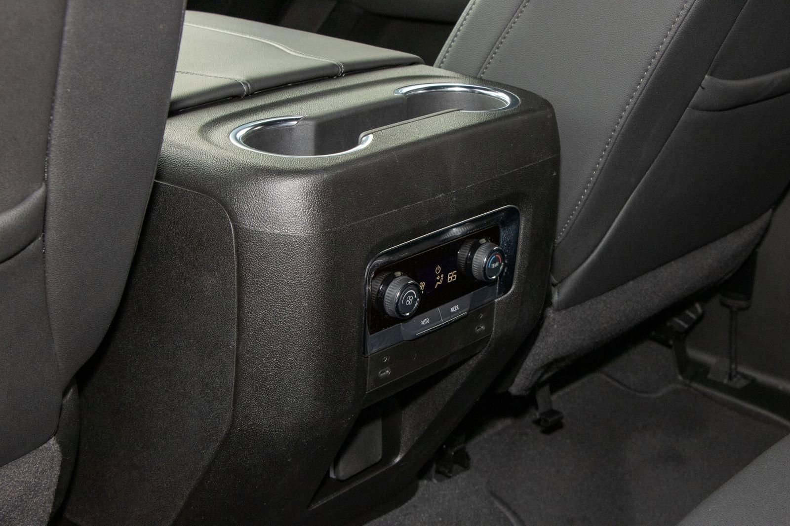 Used 2025 Chevrolet Suburban Z71 image 19