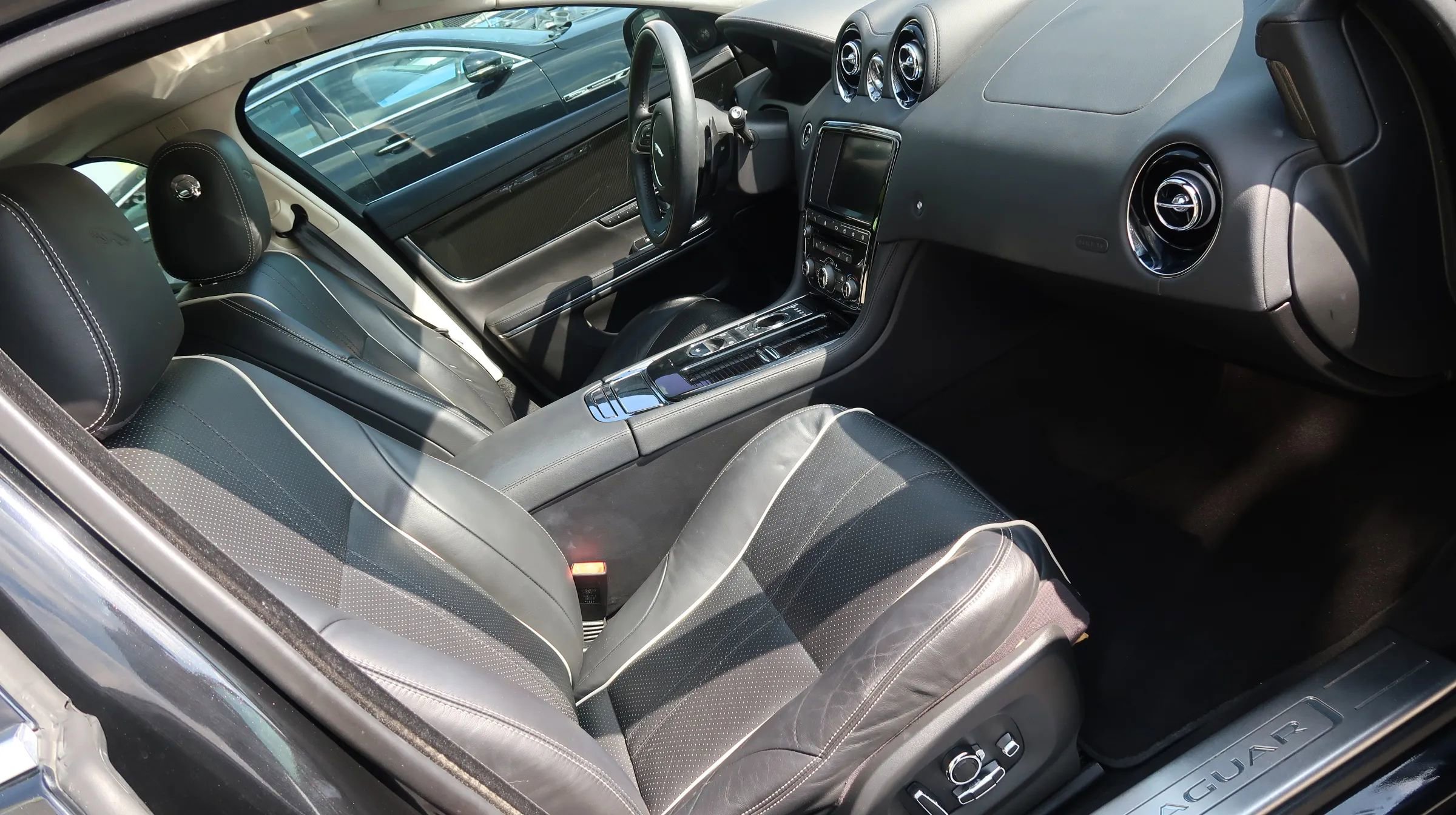 Used 2016 Jaguar XJ R-Sport RWD image 25