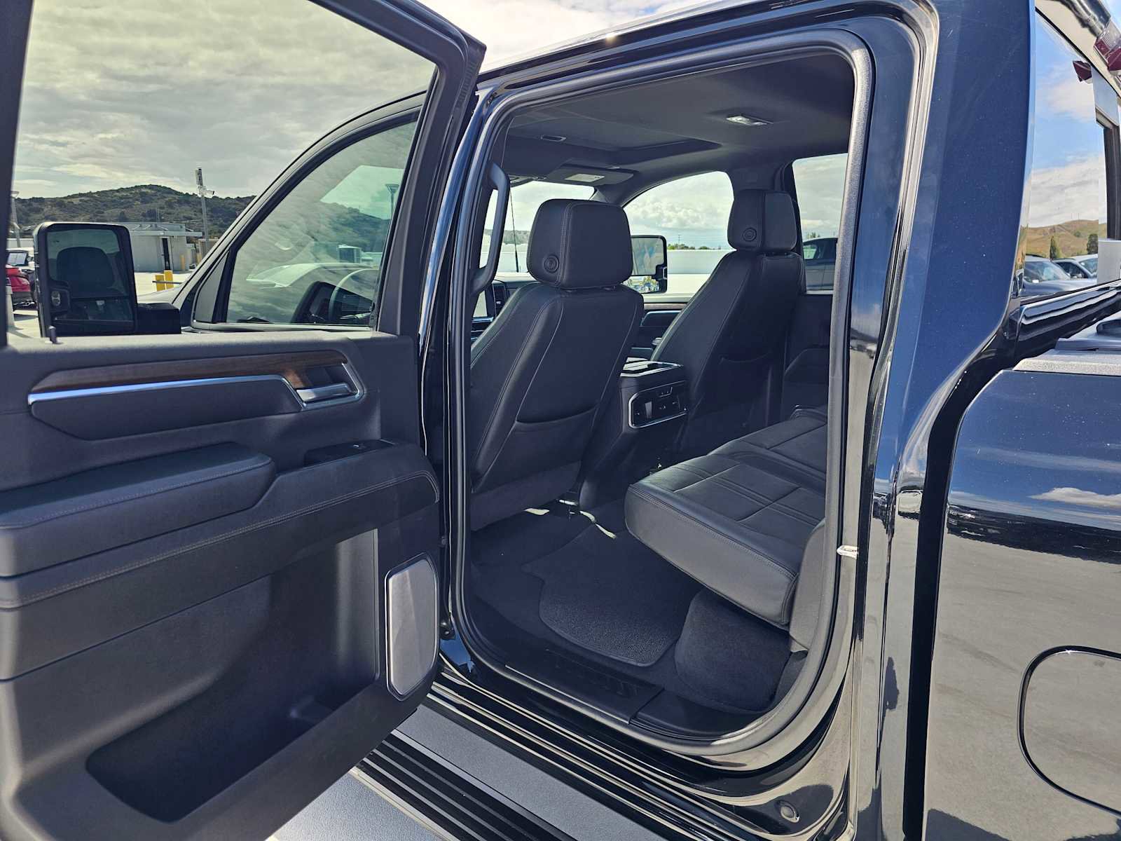 Used 2024 Chevrolet Silverado 2500 High Country w/ High Country Premium Package AWD/4WD image 15