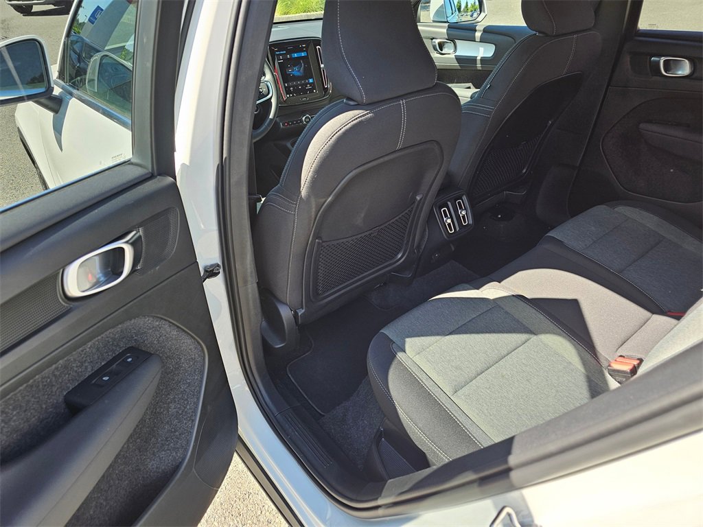 Used 2025 Volvo XC40 B5 Core image 9