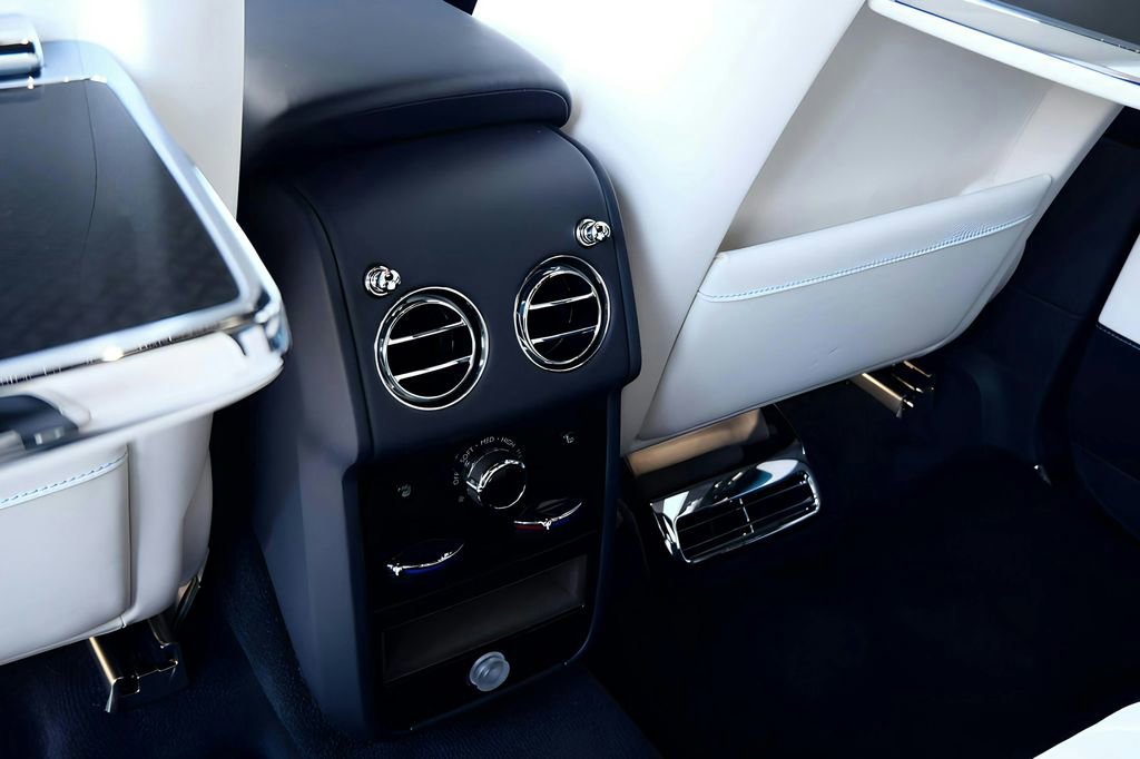 Used 2025 Rolls-Royce Cullinan Black Badge image 30