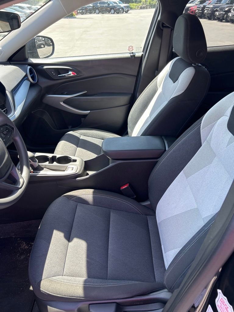 Used 2025 Chevrolet Trax LS image 12