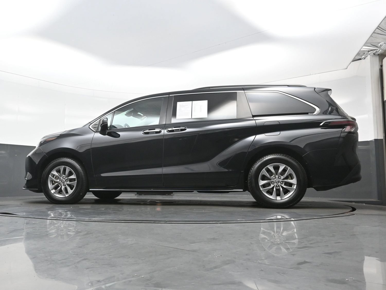 Used 2024 Toyota Sienna XLE FWD image 31