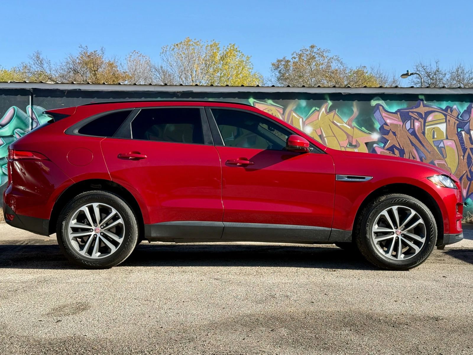 Used 2018 Jaguar F-PACE Premium image 11