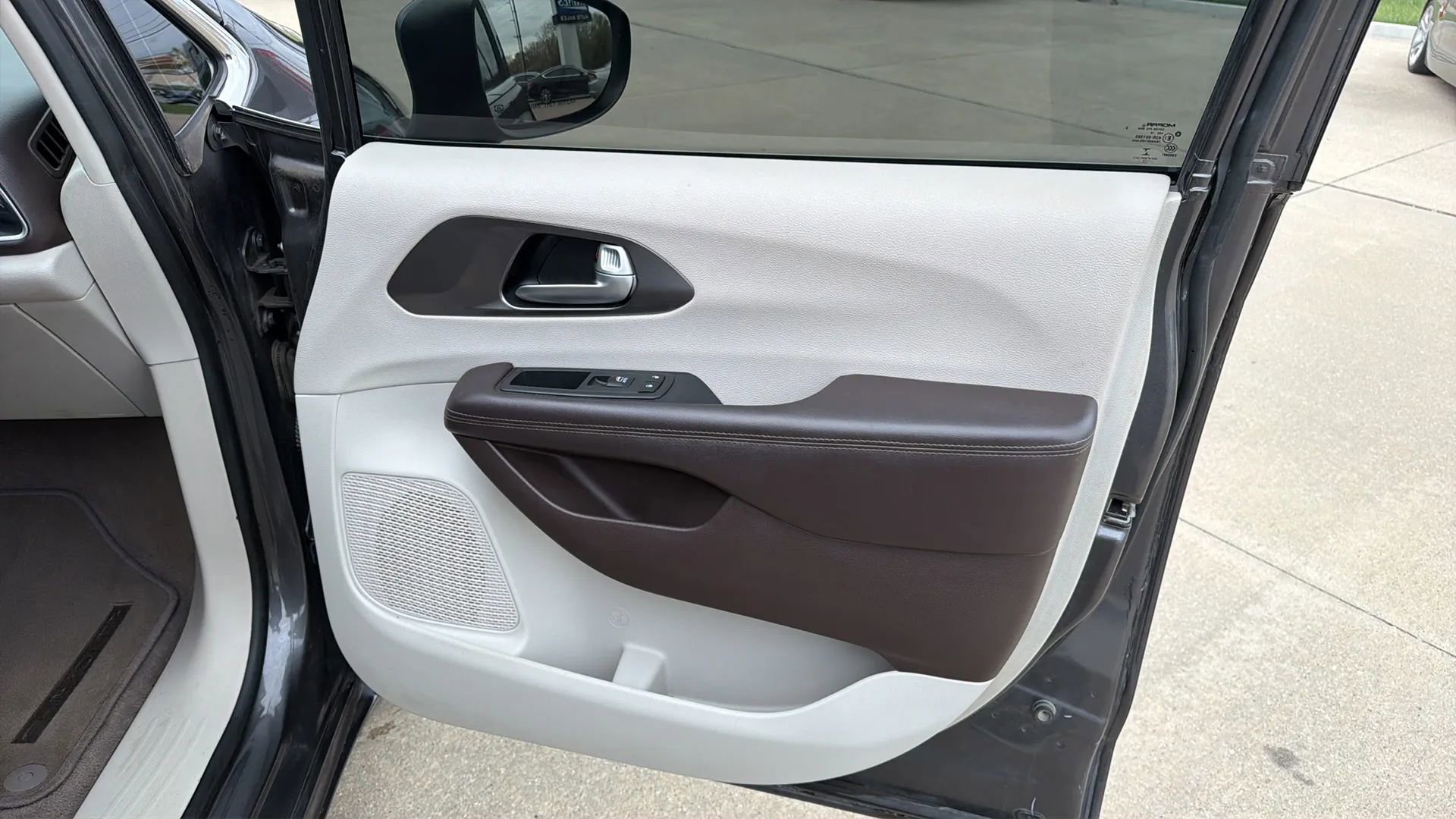 Used 2017 Chrysler Pacifica Touring image 81