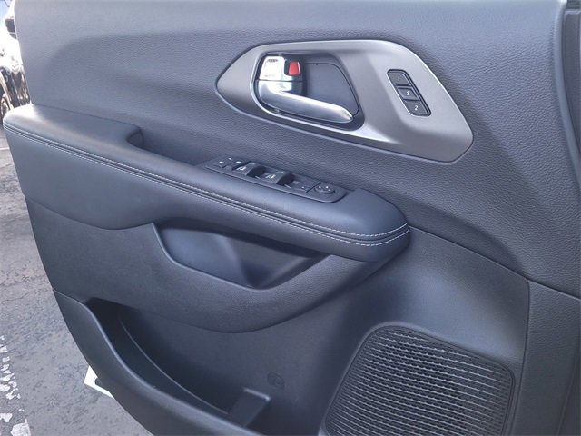 Certified 2025 Chrysler Pacifica Select image 14