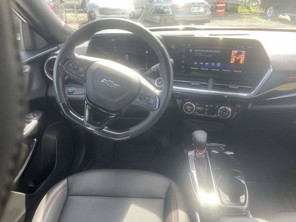 Used 2025 Chevrolet Trax RS w/ Driver Confidence Package FWD image 2