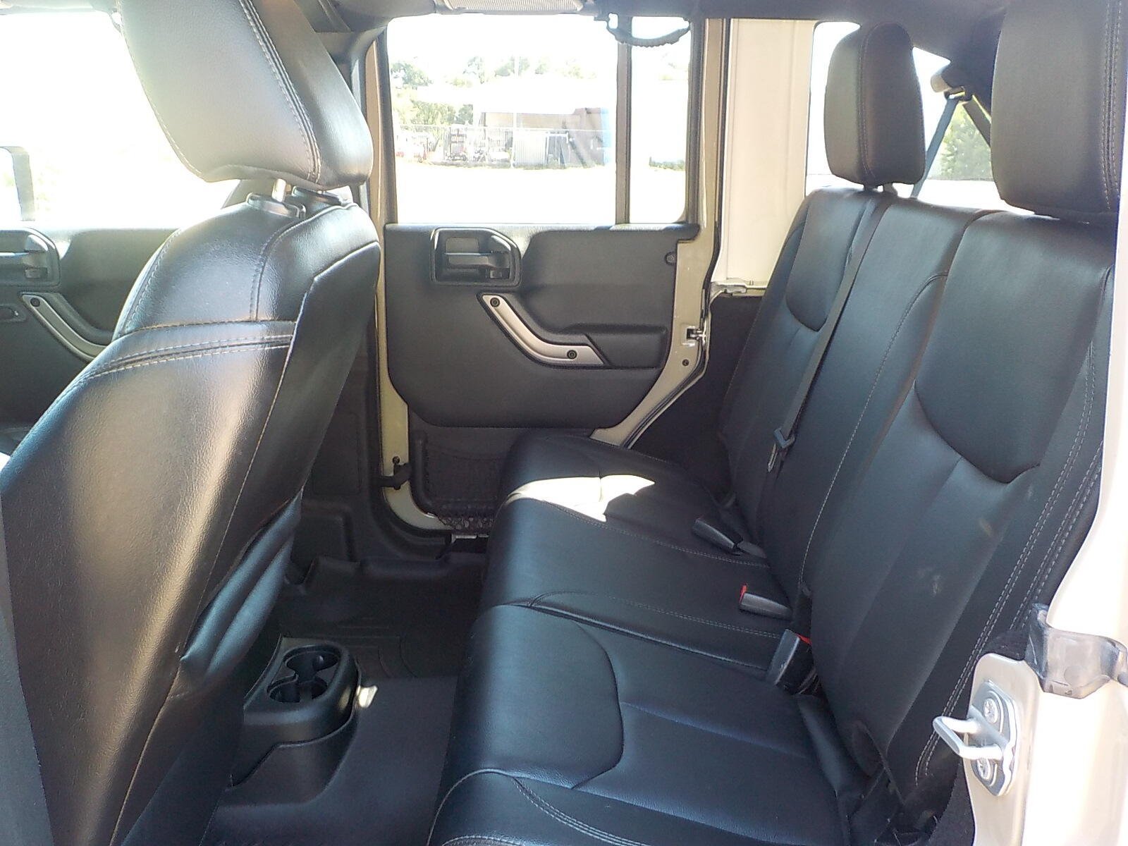 Used 2018 Jeep Wrangler Unlimited Sahara AWD/4WD image 15