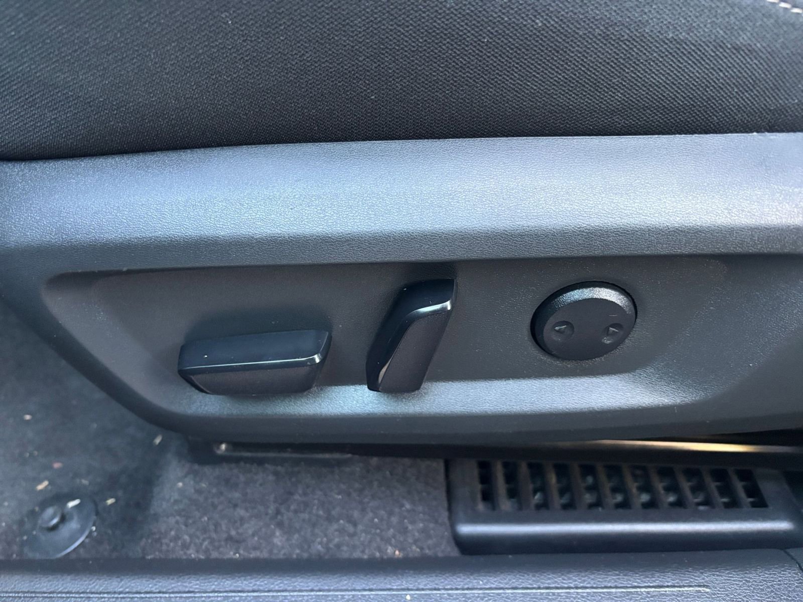 Used 2024 Nissan Rogue SV image 23