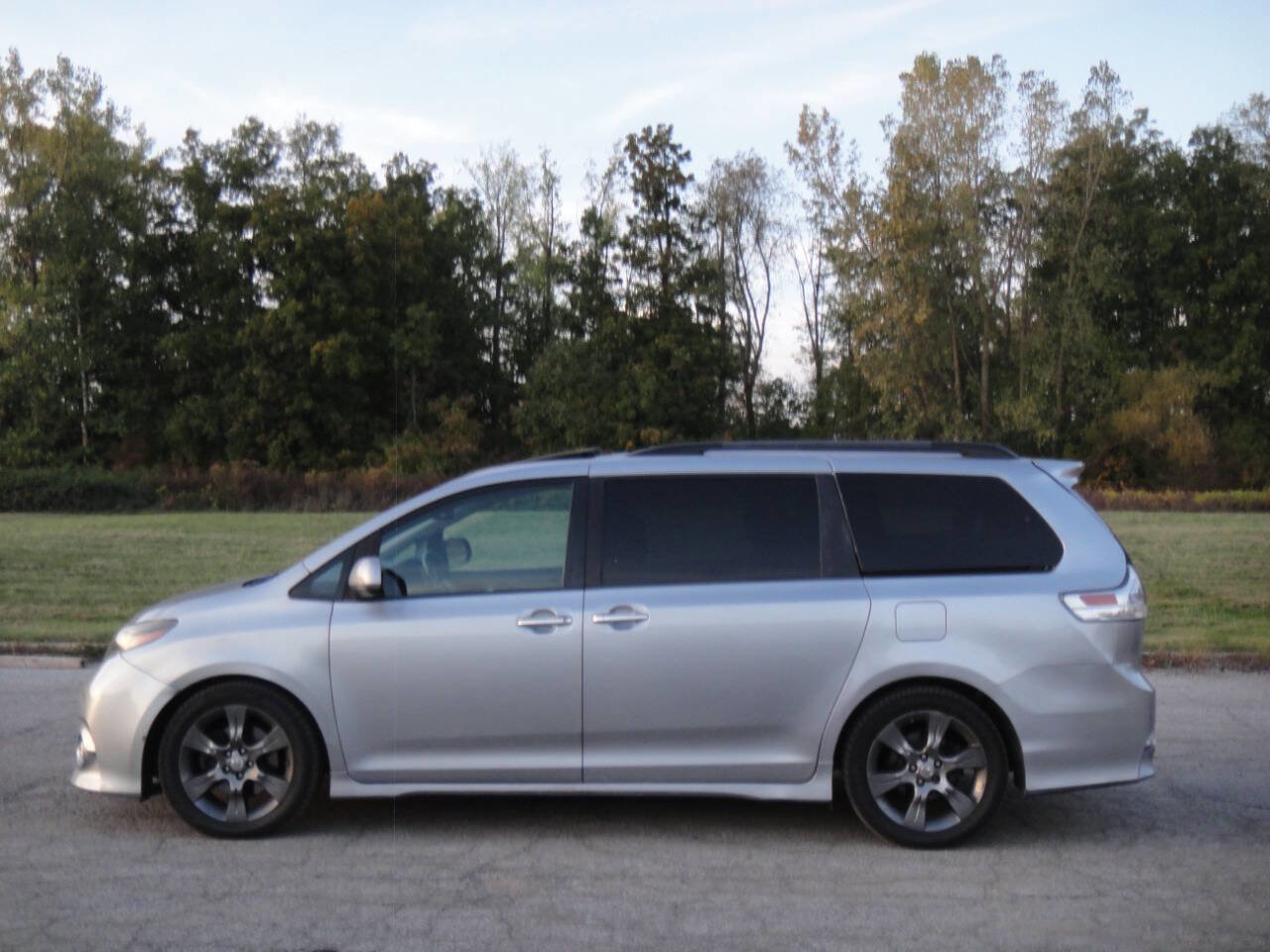 Used 2016 Toyota Sienna SE Premium image 5