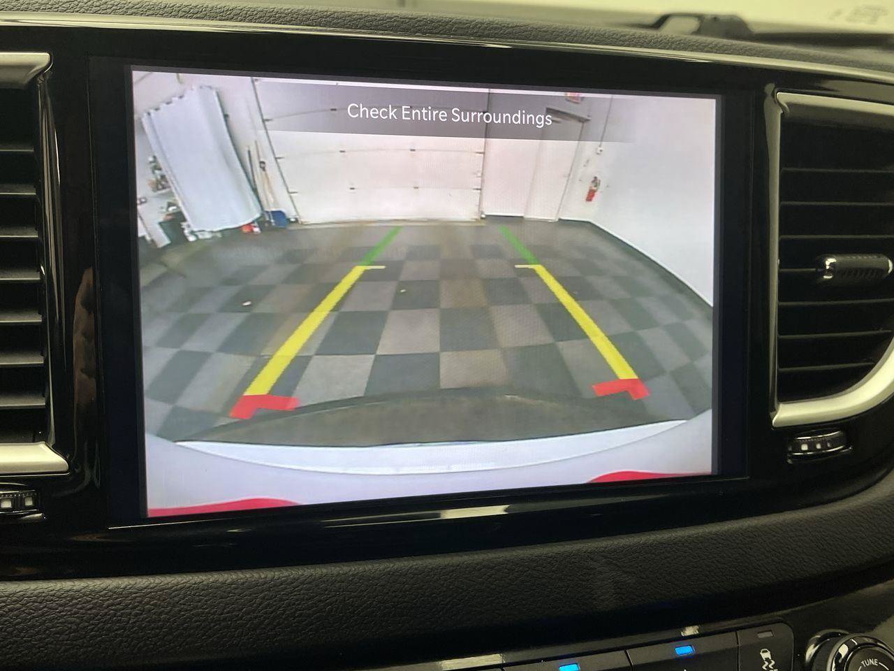 Used 2024 Chrysler Pacifica Touring-L FWD image 5