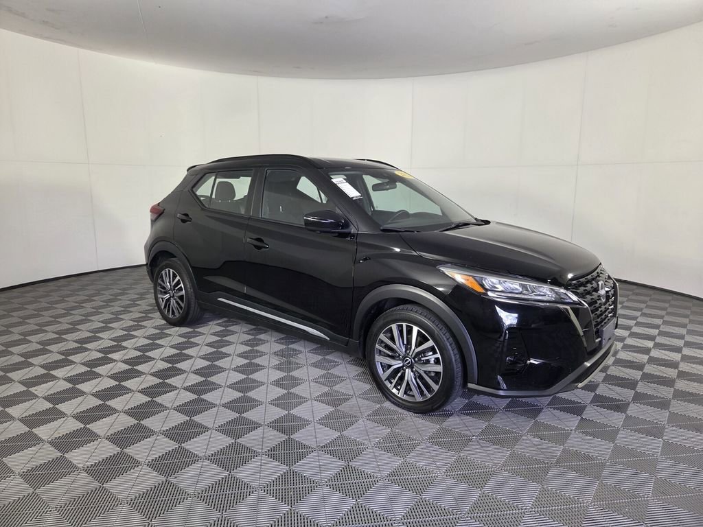 Used 2024 Nissan Kicks SR FWD image 2