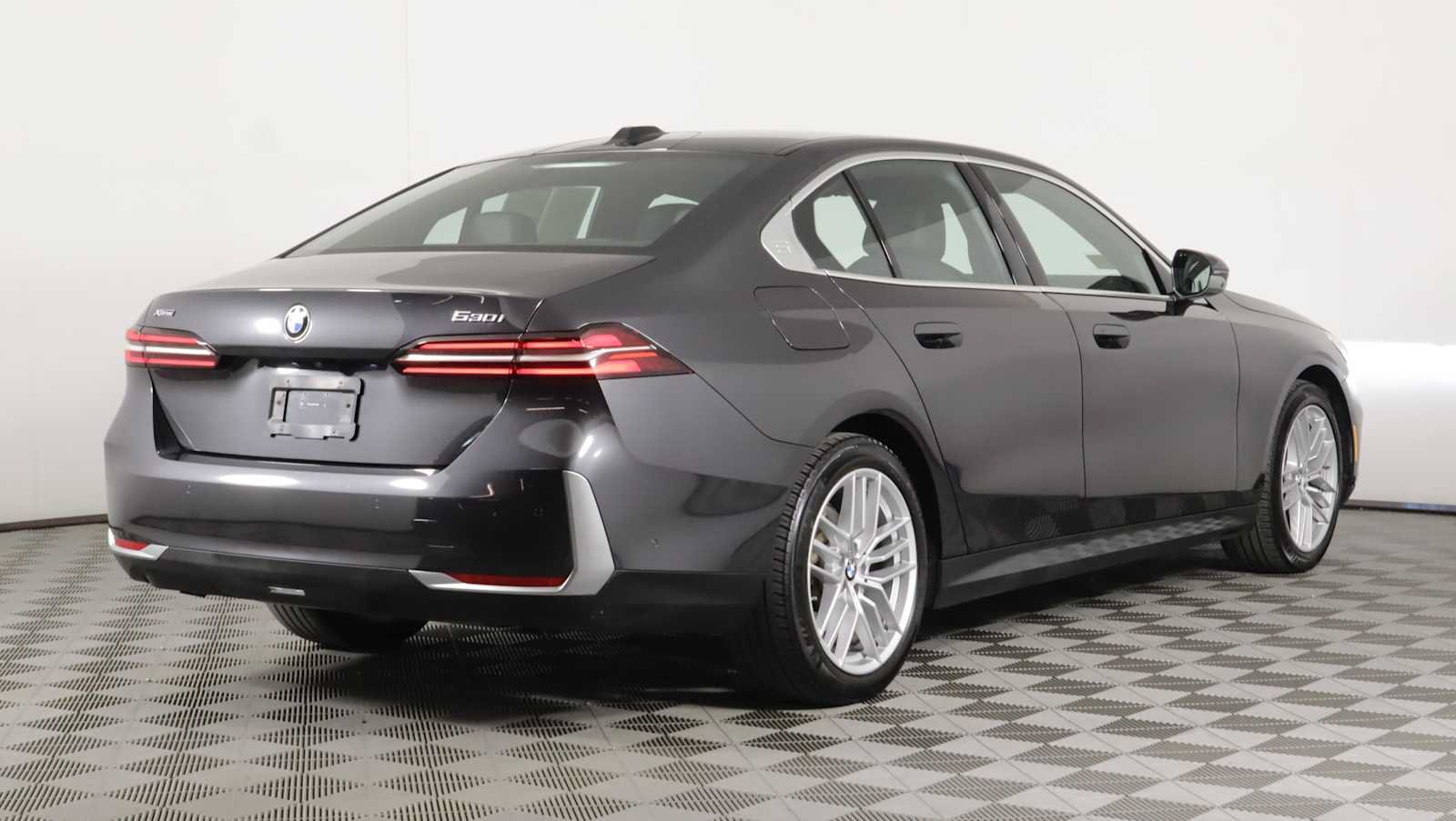 Used 2024 BMW 530i xDrive w/ Premium Package AWD/4WD image 6