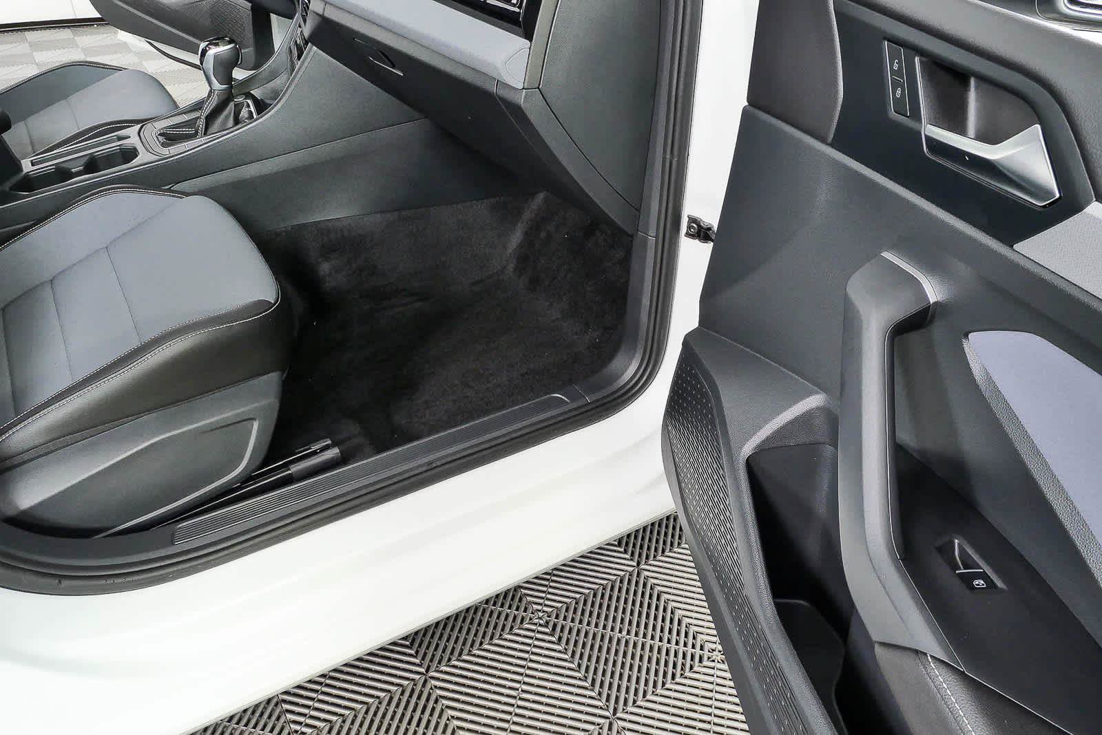Certified 2025 Volkswagen Jetta SE FWD image 22