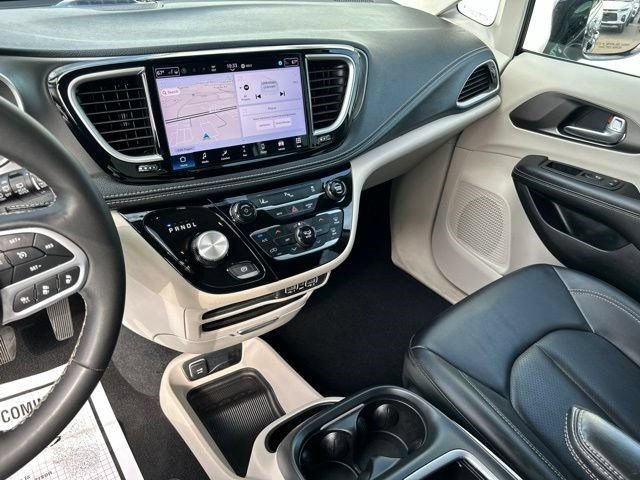 Used 2024 Chrysler Pacifica Limited FWD image 21