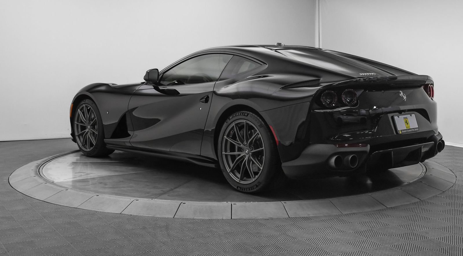 Used 2018 Ferrari 812 Superfast RWD image 5