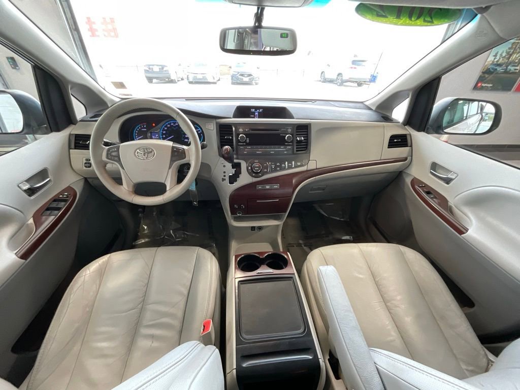 Used 2012 Toyota Sienna XLE image 8