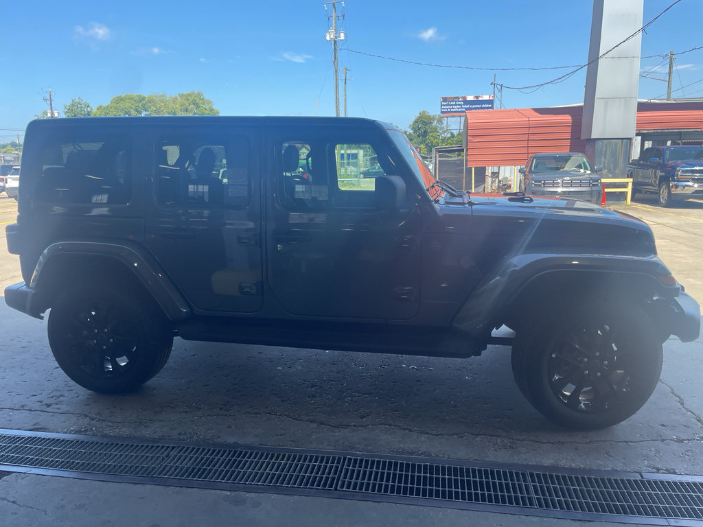 Used 2025 Jeep Wrangler Unlimited Sahara AWD/4WD image 4