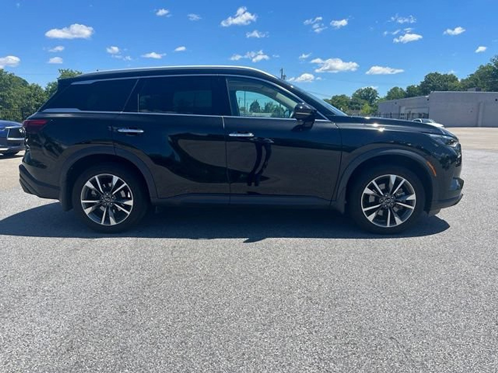 Certified 2023 INFINITI QX60 Luxe w/ Performance Audio Package AWD/4WD image 2