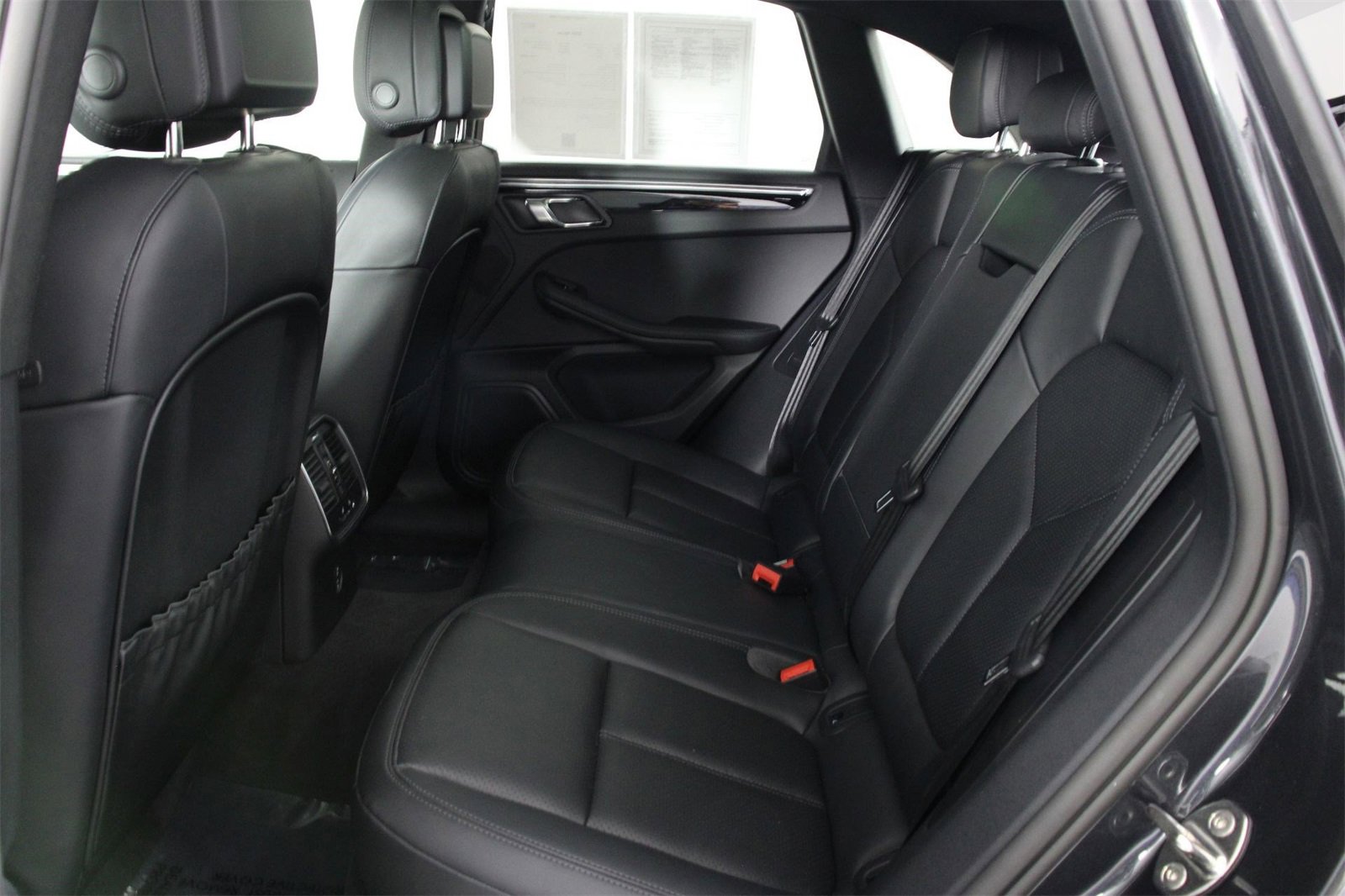 Used 2025 Porsche Macan image 33